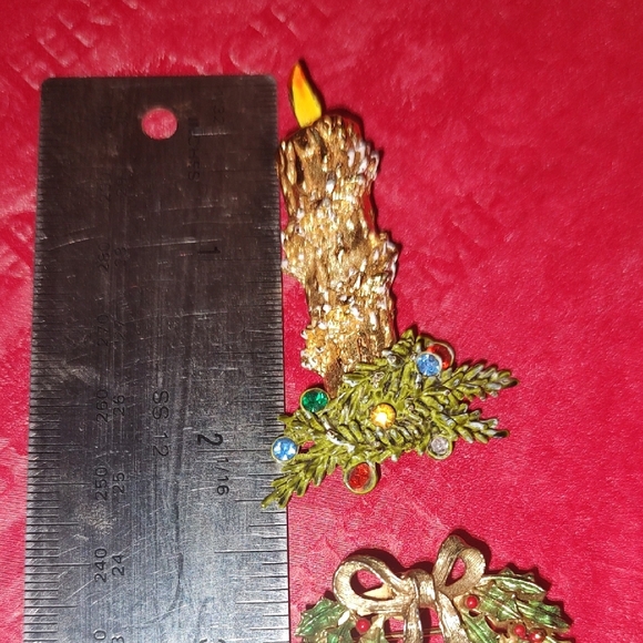 Festive Candle and Wreath Brooch Set - Picture 4 of 8